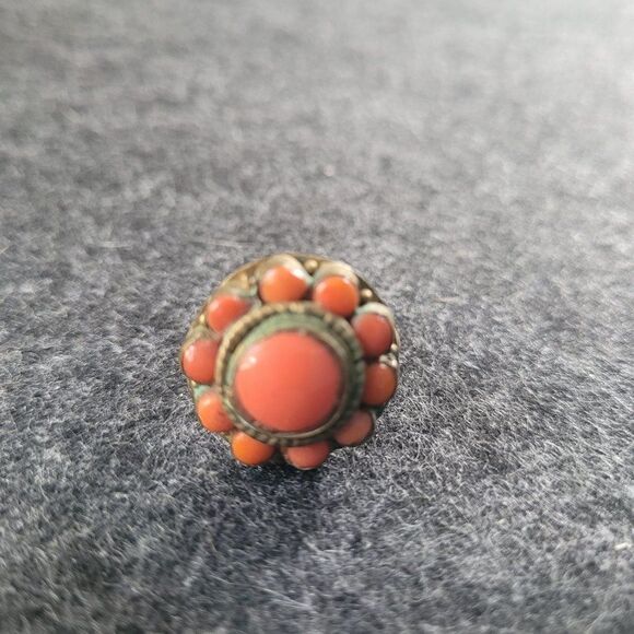 Vintage Brass and Red Coral Ring, adjustable for various sizing - Picture 4 of 4